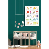 Nursery met wieg en educatief poster over Arabische Cijfers voor kids leren